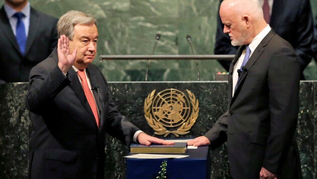 Guterres wird von Peter Thomson, dem Präsidenten der UNO-Vollversammlung, vereidigt. (Bild: ASSOCIATED PRESS)