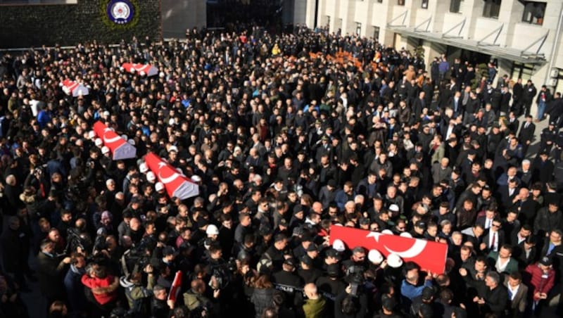 In der Türkei herrschte nach den Anschlägen von Istanbul Staatstrauer. (Bild: AP)