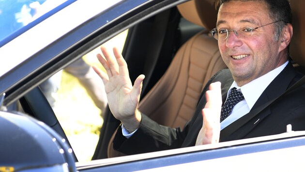 Verkehrsminister Leichtfried beim automatisierten Einparken. (Bild: APA/HARALD SCHNEIDER)