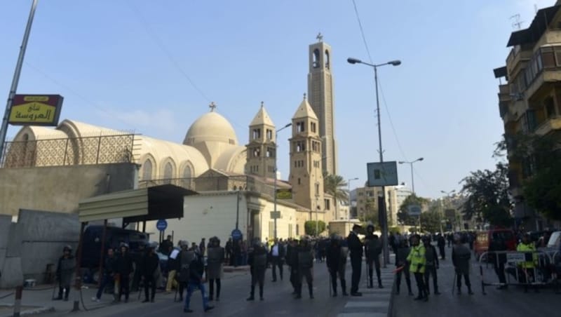 Bei der Sankt-Markus-Kathedrale in Kairo ist es zu der Explosion gekommen. (Bild: APA/AFP/KHALED DESOUKI)