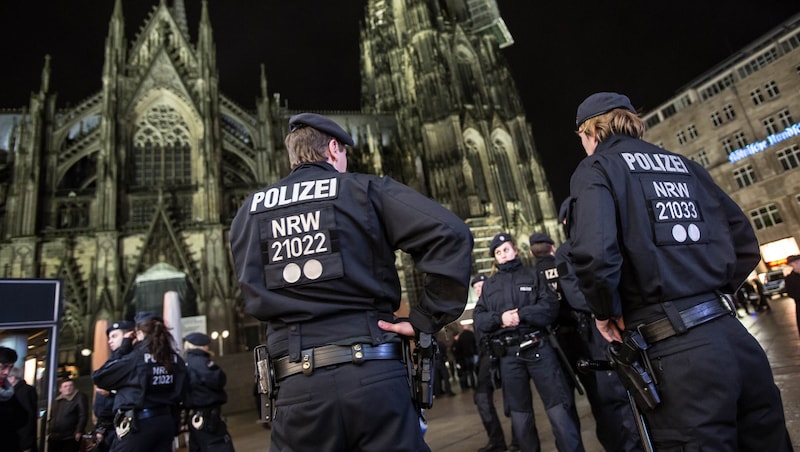 Police in front of Cologne Cathedral (archive photo) (Bild: APA/dpa/Maja Hitij)