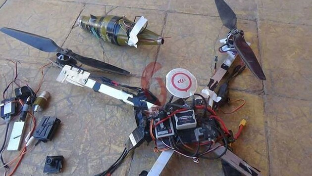 Eine vom IS verwendete Drohne mit einer ursprünglich angebracht gewesenen Treibladung einer RPG-7-Granate (Bild: twitter.com)