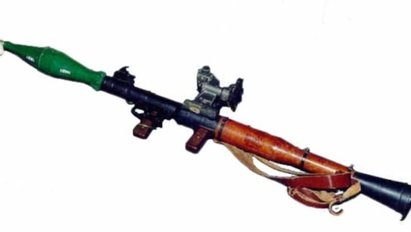 Eine RPG-7 mit einer hülsenförmigen Treibladung, die an die Granate geschraubt wird (Bild: Wikipedia)