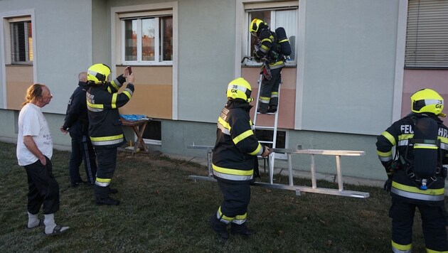 Die Feuerwehrleute gelangten über eine Leiter in die Wohnung (Bild: FF Feldkirchen)