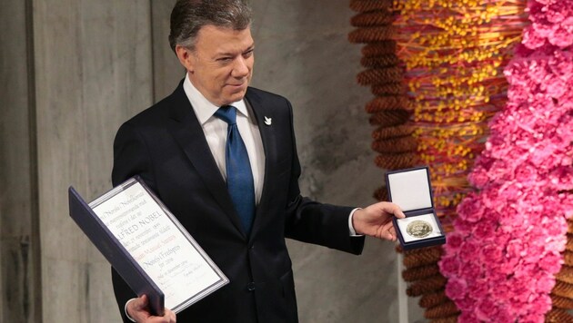 Kolumbiens Präsident Juan Manuel Santos bekommt den Friedensnobelpreis verliehen. (Bild: APA/AFP/NTB Scanpix/LISE ASERUD)