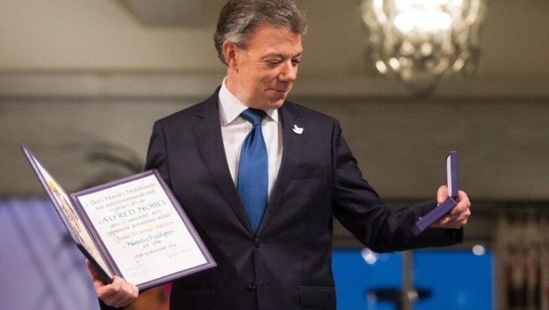 Kolumbiens Präsident Juan Manuel Santos bekommt den Friedensnobelpreis verliehen. (Bild: APA/AFP/NTB SCANPIX/HAAKON MOSVOLD LARSEN)