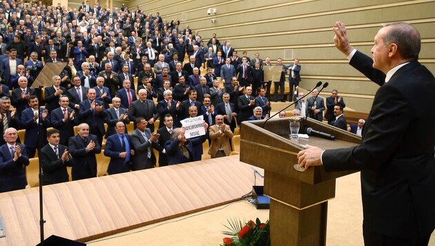 Recep Tayyip Erdogan bei einer Rede in Ankara (Bild: AP)