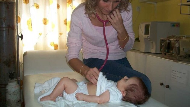 Eine Ärztin untersucht ein Kleinkind. Trotz Spenden fehlt es oft am Nötigsten. (Bild: Griechenlandhilfe.at)