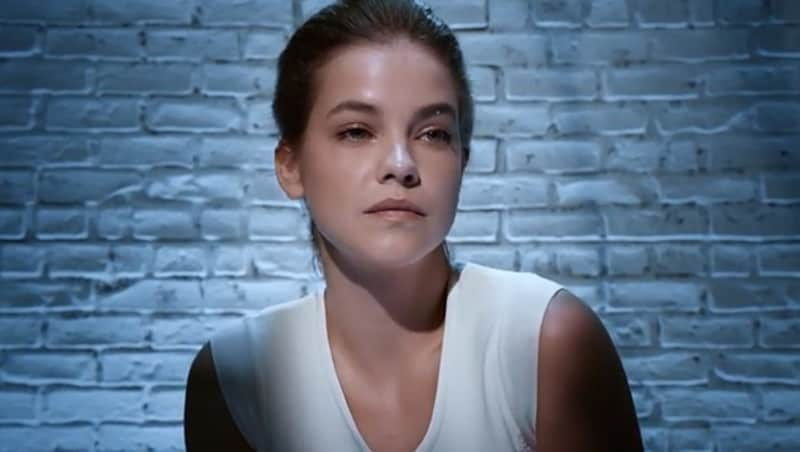 Barbara Palvin stellt die "Basic Instinct"-Szene nach. (Bild: Love Magazine)