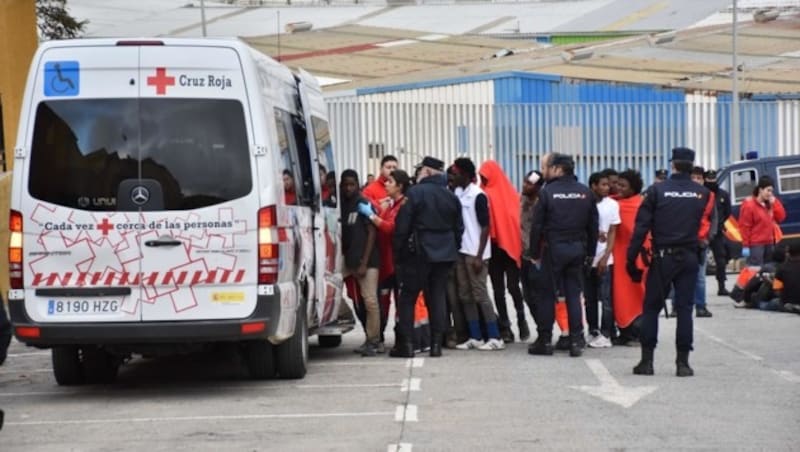 Von der Polizei aufgegriffene Flüchtlinge werden in Ceuta vom Roten Kreuz behandelt. (Bild: APA/AFP/ANTONIO SEMPERE)