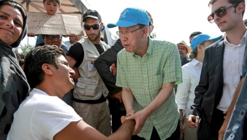 UNO-Chef Ban Ki Moon bei einem Besuch in einem Flüchtlingslager auf der griechischen Insel Lesbos (Bild: Associated Press)