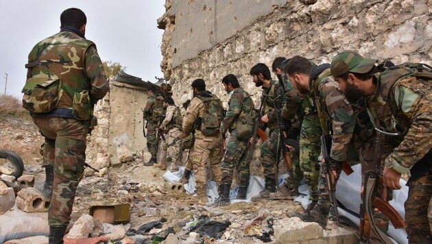 Soldaten der syrischen Armee im Häuserkampf von Aleppo (Bild: APA/AFP/GEORGE OURFALIAN)