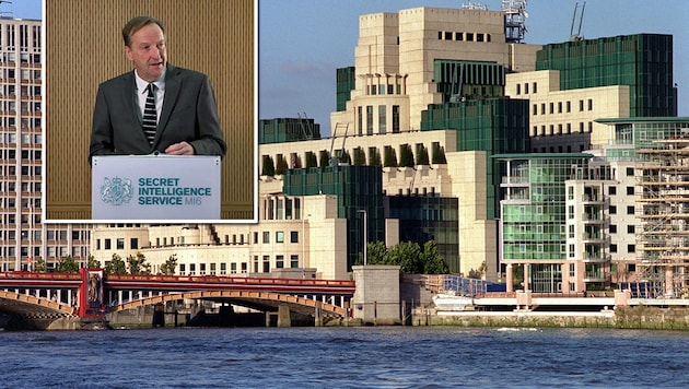 Der britische Geheimdienstchef Alex Younger hielt eine Rede im MI6-Hauptquartier in London. (Bild: Twitter.com, AP)