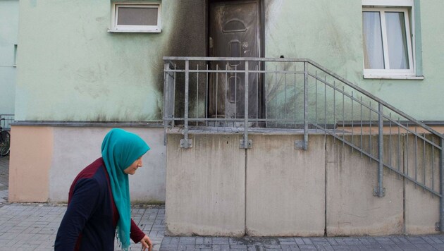 Die erste Explosion ereignete sich an der Eingangstür der Moschee im Dresdner Stadtteil Cotta. (Bild: APA/AFP/dpa/SEBASTIAN KAHNERT)