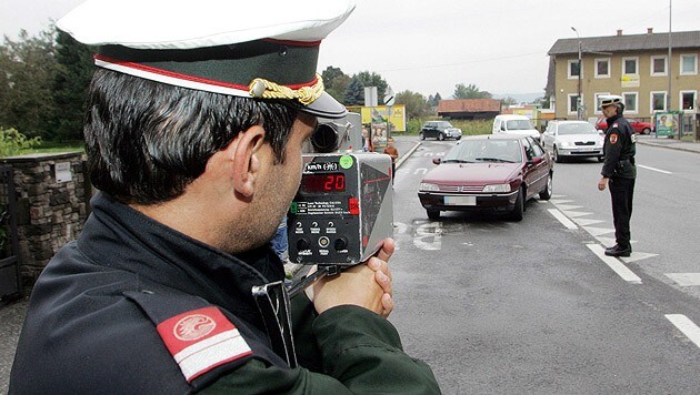 Stoppen statt messen: Auch Verkehrssünder können mit einer handlichen Strahlenwaffe gestoppt werden. (Bild: Sepp Pail)