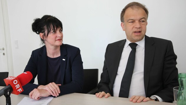 Medizin-Vizerektorin Petra Apfalter bei einer Pressekonferenz mit JKU-Wortführer Meinhard Lukas. (Bild: Werner Pöchinger)