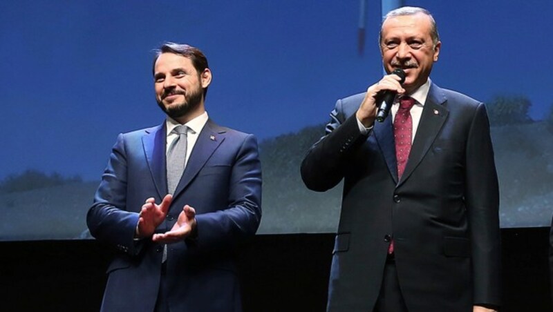 Erdogan mit Schwiegersohn Berat Albayrak (li.) (Bild: AP)