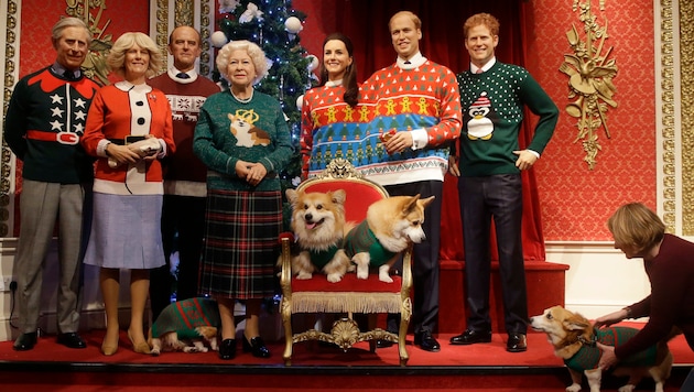 Weihnachtspullis für die britischen Royals (Bild: AP)