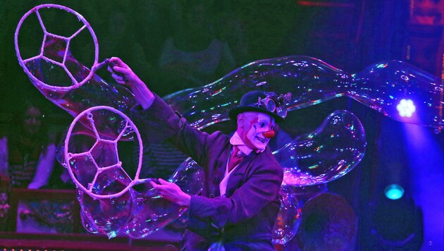 Mit Riesen-Seifenblasen begeistert Paolo die Zirkusfans. (Bild: Christof Birbaumer/Kronenzeitung)