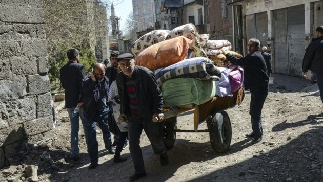 Die Situation in Sur trieb Zehntausende Kurden in die Flucht. (Bild: APA/AFP/ILYAS AKENGIN)
