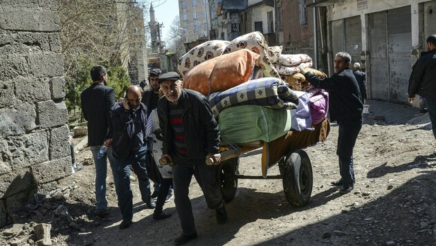 Die Situation in Sur trieb Zehntausende Kurden in die Flucht. (Bild: APA/AFP/ILYAS AKENGIN)