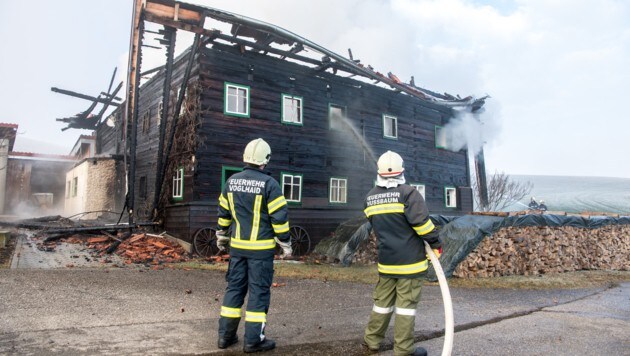 Acht Feuerwehren mit 100 Helfern konnten nicht verhindern, dass das Holzhaus komplett ausbrannte. (Bild: Werner Kerschbaummayr)