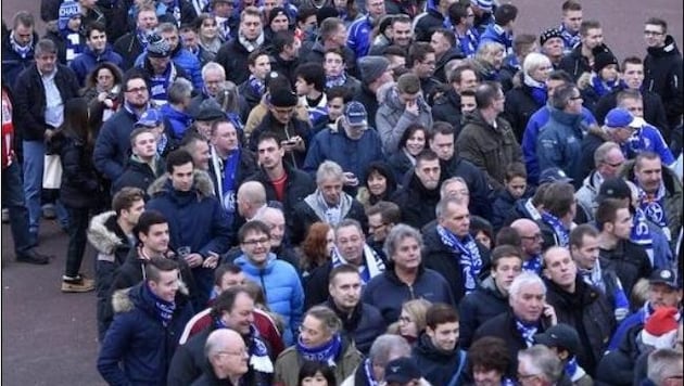 Rund 4.000 Schalke-Fans kündigen sich fürs Spiel am Donnerstag an. (Bild: AP)