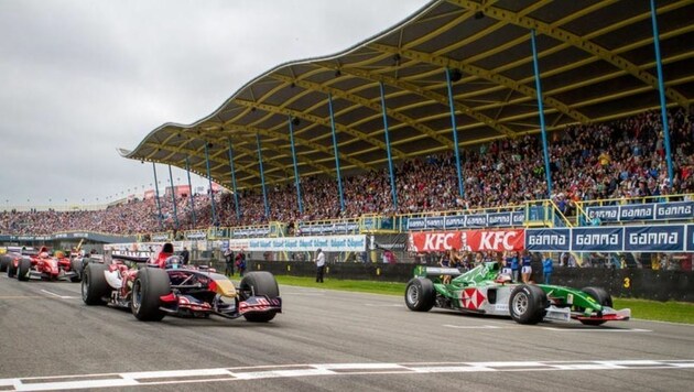 In Assen (Nl) bestaunten heuer 90.000 Fans Gerstls Triumph im Toro Rosso (li.)! (Bild: 2013 Michael Kavena)