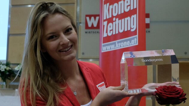 â01EKroneâ01C-Girl Ines mit einer der begehrten Wohnbaupreis-Trophäen. (Bild: Kronen Zeitung/ Chris Koller)