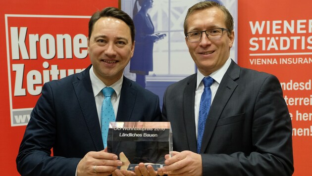 LH-Stellvertreter Manfred Haimbuchner mit Stefan Haubenwallner, Geschäftsführer der GSG in Lenzing. (Bild: Kronen Zeitung/ Chris Koller)