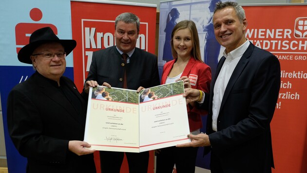 Wolfgang Kaufmann (l.) übergab den Sonderpreis an Nikolaus Prammer und Frank Schneider (r., LAWOG) (Bild: Kronen Zeitung/ Chris Koller)