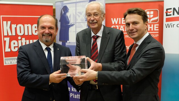 Heinz Rechberger (M.) und Stefan Hutter (r., beide WSG), Günther Erhartmaier (Wiener Städtische). (Bild: Kronen Zeitung/ Chris Koller)