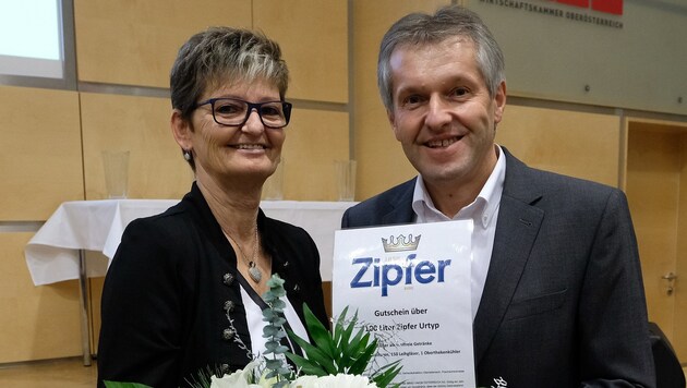 Josef Paukenhaider von der Brau-Union gratulierte Michaela Lasslberger. (Bild: Kronen Zeitung/Chris Koller)