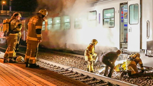 Der Lokführer und die Feuerwehrmänner bei der überhitzten Bremse des Regionalzugs (Bild: MARKUS TSCHEPP)