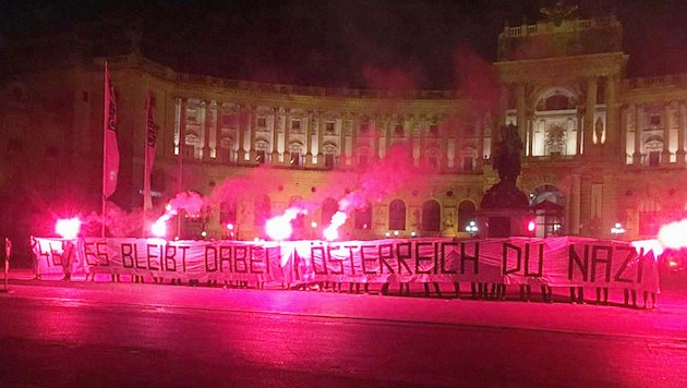 Die Linksaktivisten entrollten das Transparent direkt vor der Wiener Hofburg. (Bild: Twitter.com/autonome antifa [w])