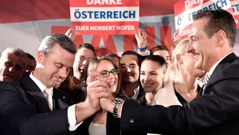 Norbert Hofer und Heinz Christian Strache am Wahlabend (Bild: APA/HANS KLAUS TECHT)