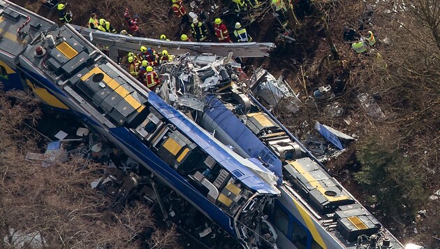 Bei dem Zusammenstoß zweier Züge kamen zwölf Menschen ums Leben, 89 Passagiere wurden verletzt. (Bild: APA/dpa/Peter Kneffel)