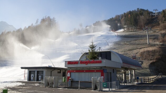 Auch bei den Lienzer Bergbahnen läuft die Beschneiung auf Hochtouren. (Bild: Roland Muehlanger)
