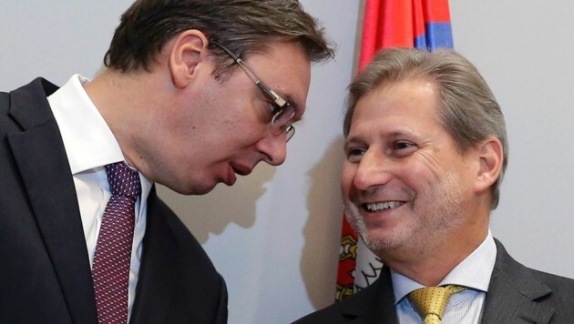 Der serbische Premier Aleksandar Vucic (li.) mit Johannes Hahn (Bild: APA/AFP/STRINGER)