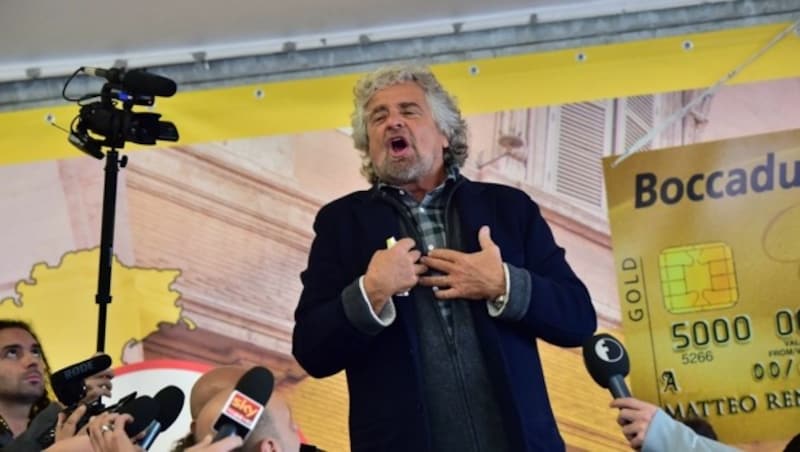 Großer Triumph für Beppe Grillo und seine Fünf-Sterne-Bewegung (Bild: APA/AFP/GIUSEPPE CACACE)