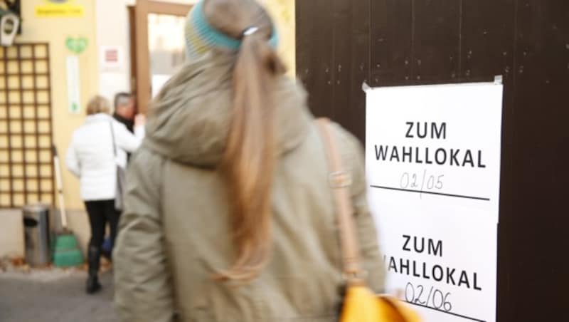 Der Andrang in Wiens Wahllokalen war am Sonntag groß. (Bild: APA/ERWIN SCHERIAU)