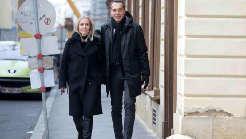 Bundeskanzler Christian Kern und seine Frau Eveline Steinberger-Kern auf dem Weg zum Wahllokal (Bild: APA/GEORG HOCHMUTH)