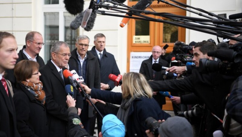 Großes Medienaufgebot bei der Stimmabgabe von Alexander Van der Bellen (Bild: APA/ROLAND SCHLAGER)