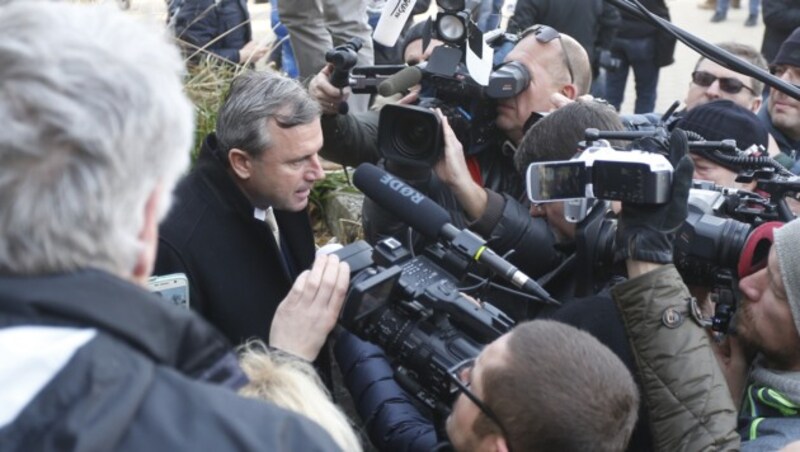 Norbert Hofer vor zahlreichen Medienvertretern (Bild: APA/ERWIN SCHERIAU)