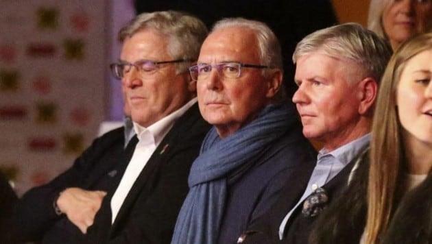 Franz Beckenbauer (Mitte) hatte sich auf ein Walser Ringer-Titelfest gefreut. (Bild: Andreas Tröster)
