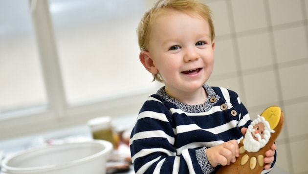 Testesser in Papas Backstube:Ferdinand, jüngstes Mitglied der Konditor-Familie Mayer in Gaspolthofen (Bild: Markus Wenzel)