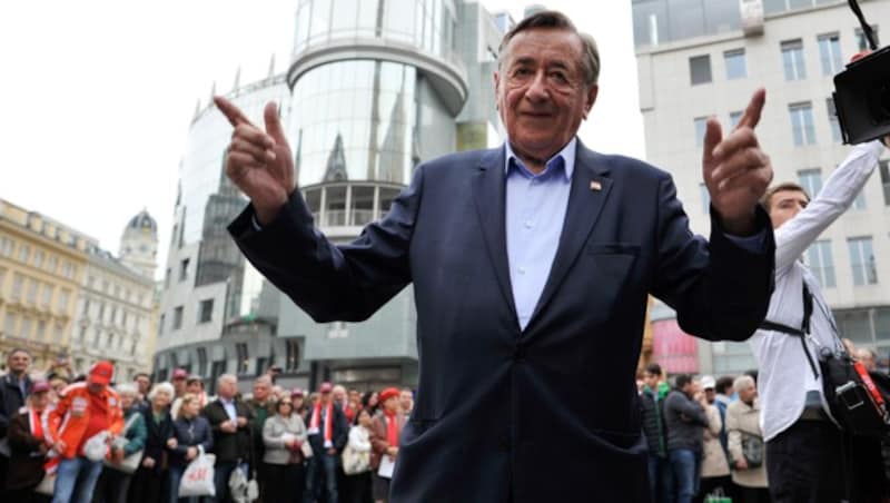 Richard Lugner beendete seinen Wahlkampf am Stephansplatz. (Bild: APA/HERBERT NEUBAUER)