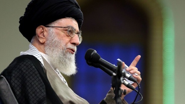 Ayatollah Ali Khamenei sieht in der US-Maßnahme einen "klaren Verstoß" gegen das Atomabkommen. (Bild: APA/AFP/KHAMENEI.IR/HO)