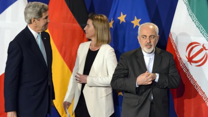 US-Außenminister Kerry, EU-Außenbeauftragte Mogherini und Irans Außenminister Zarif 2015 in Wien (Bild: APA/EPA/LAURENT GILLIERON)