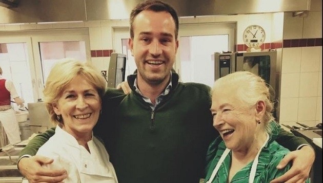 Immer wieder gerne zu Hause in trauten Umgebung: Stefan Schnöll mit Mama Walburga, Oma Burgi Berger (Bild: www.facebook.com)